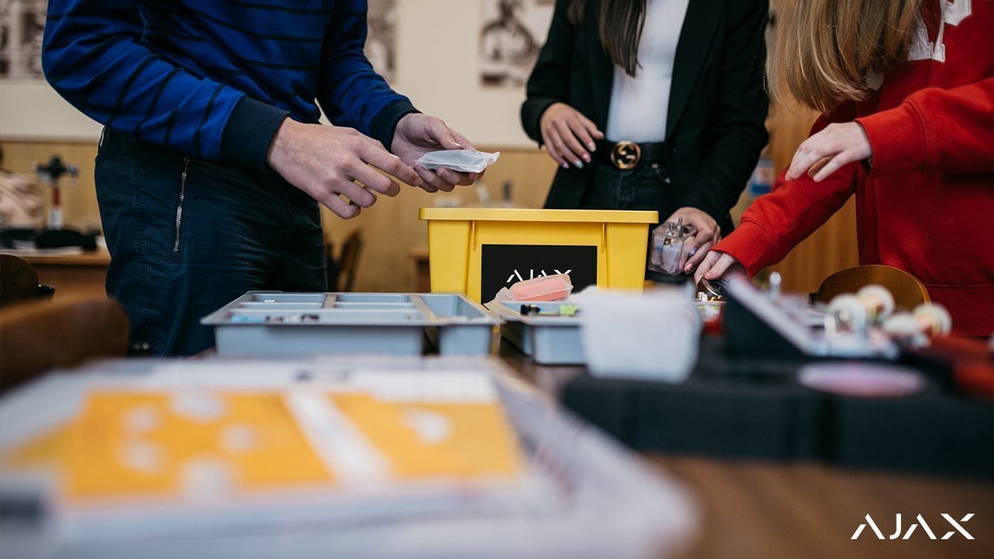 Ajax Systems heeft het natuurkundelaboratorium van het Kyiv Natural Science Lyceum Nr. 145 uitgerust en voorzien van een interactief paneel