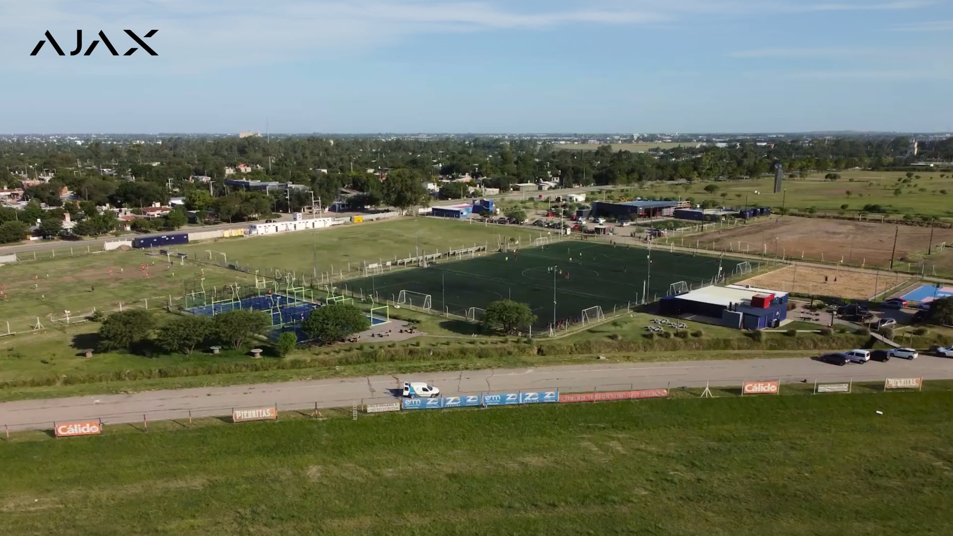 Sécurité d'un grand centre sportif avec plusieurs terrains de football