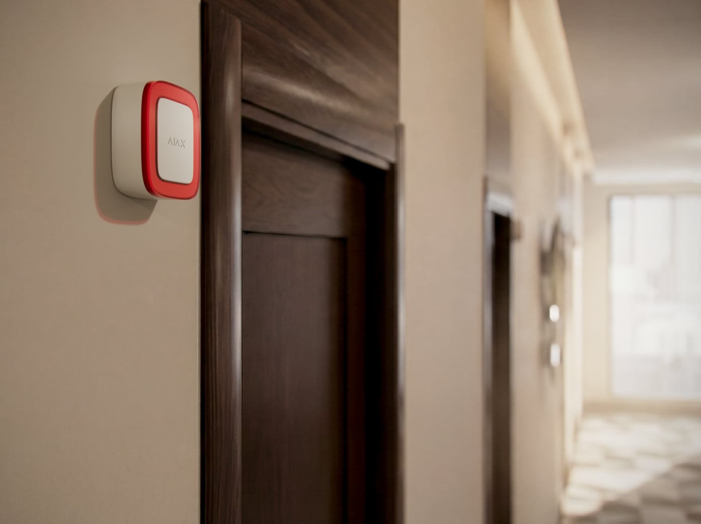 Nel corridoio di un hotel vicino alle porte delle camere