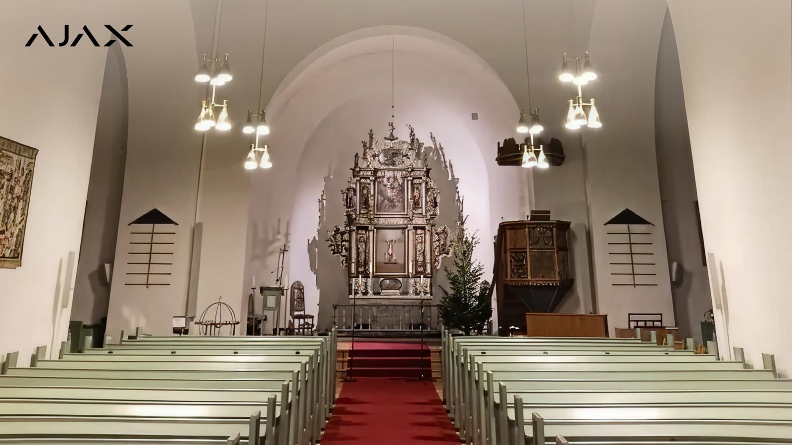 Interior da histórica igreja com coro