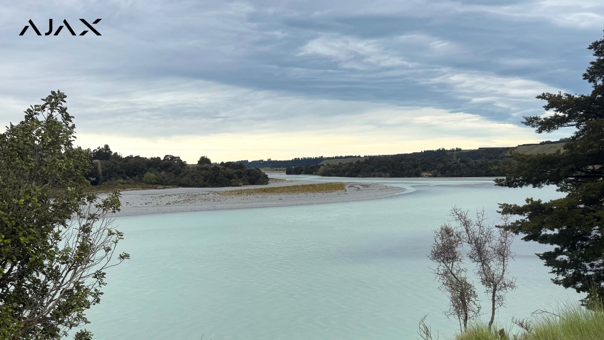 Alpine Jet Thrills is gelegen in een schilderachtige natuurlijke omgeving langs de Waimakariri-rivier
