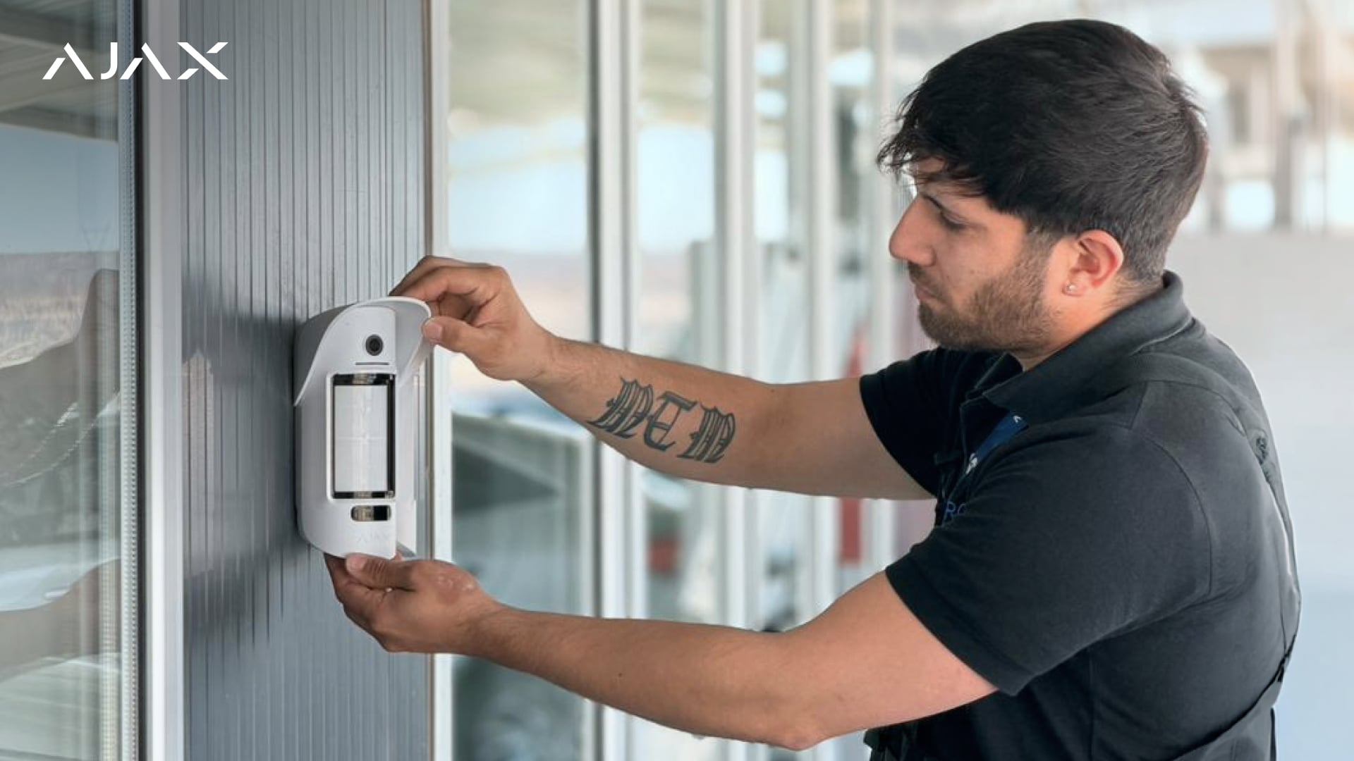 Die Melder MotionCam Outdoor Jeweller schützen den Außenbereich des Autohauses
