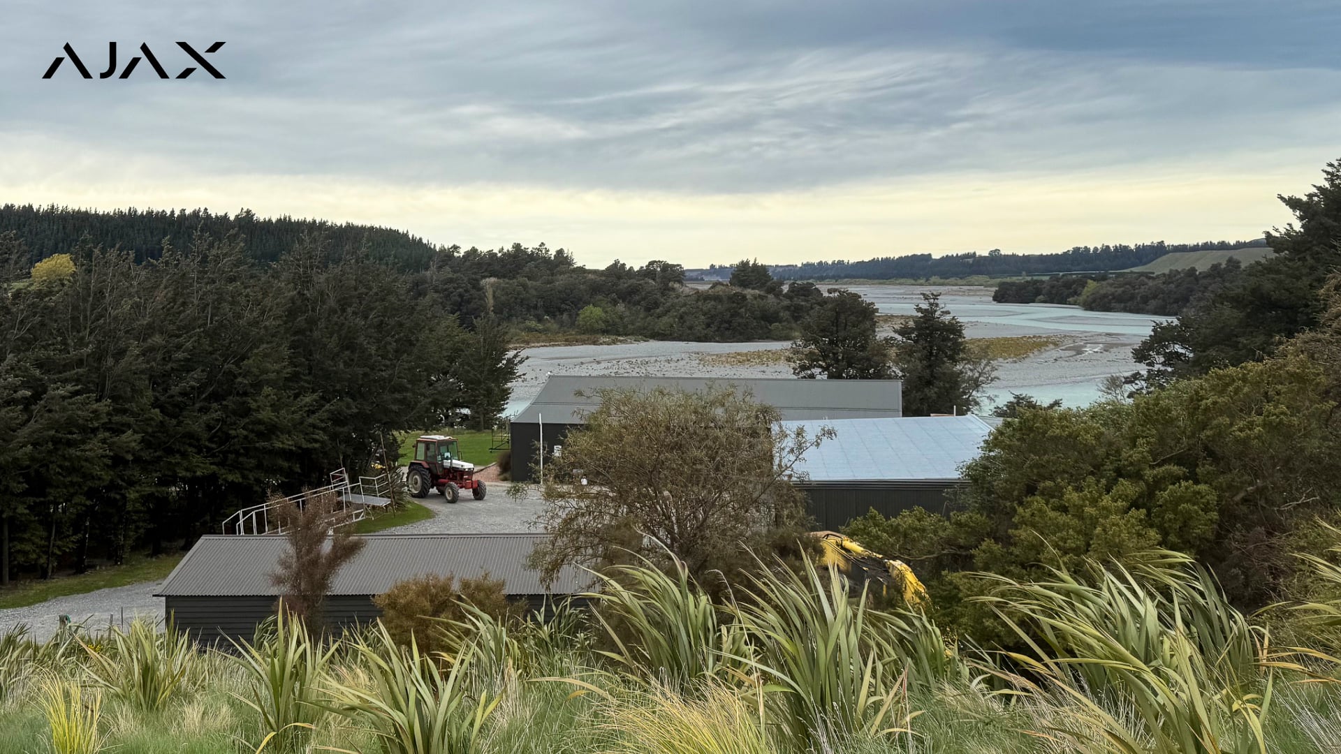 Het bedrijf is gevestigd in meerdere gebouwen en heeft daarom een beveiligingssysteem met een groot bereik nodig