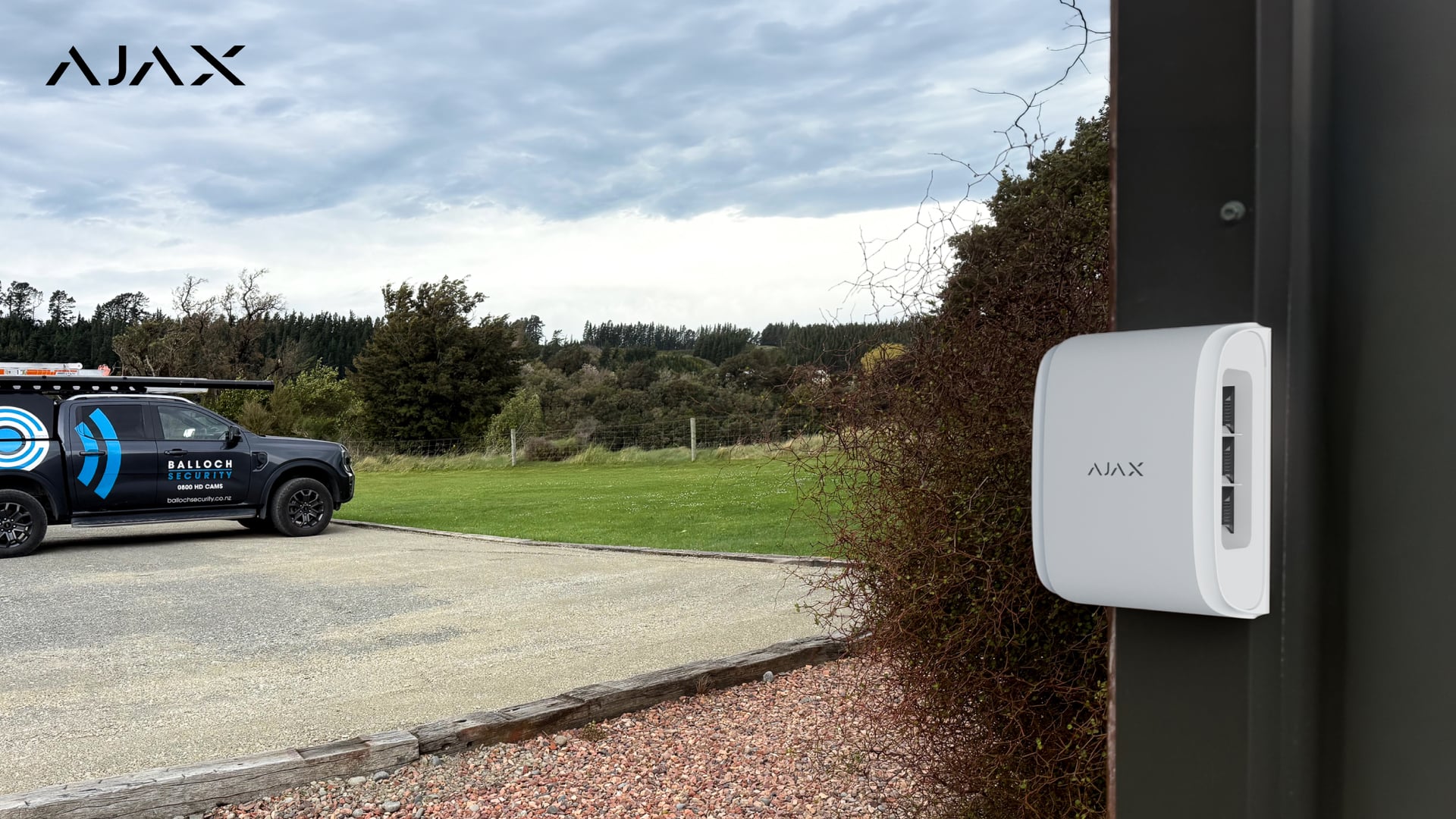 De bidirectionele DualCurtain Outdoor Jeweller beschermt de omtrek van het terrein