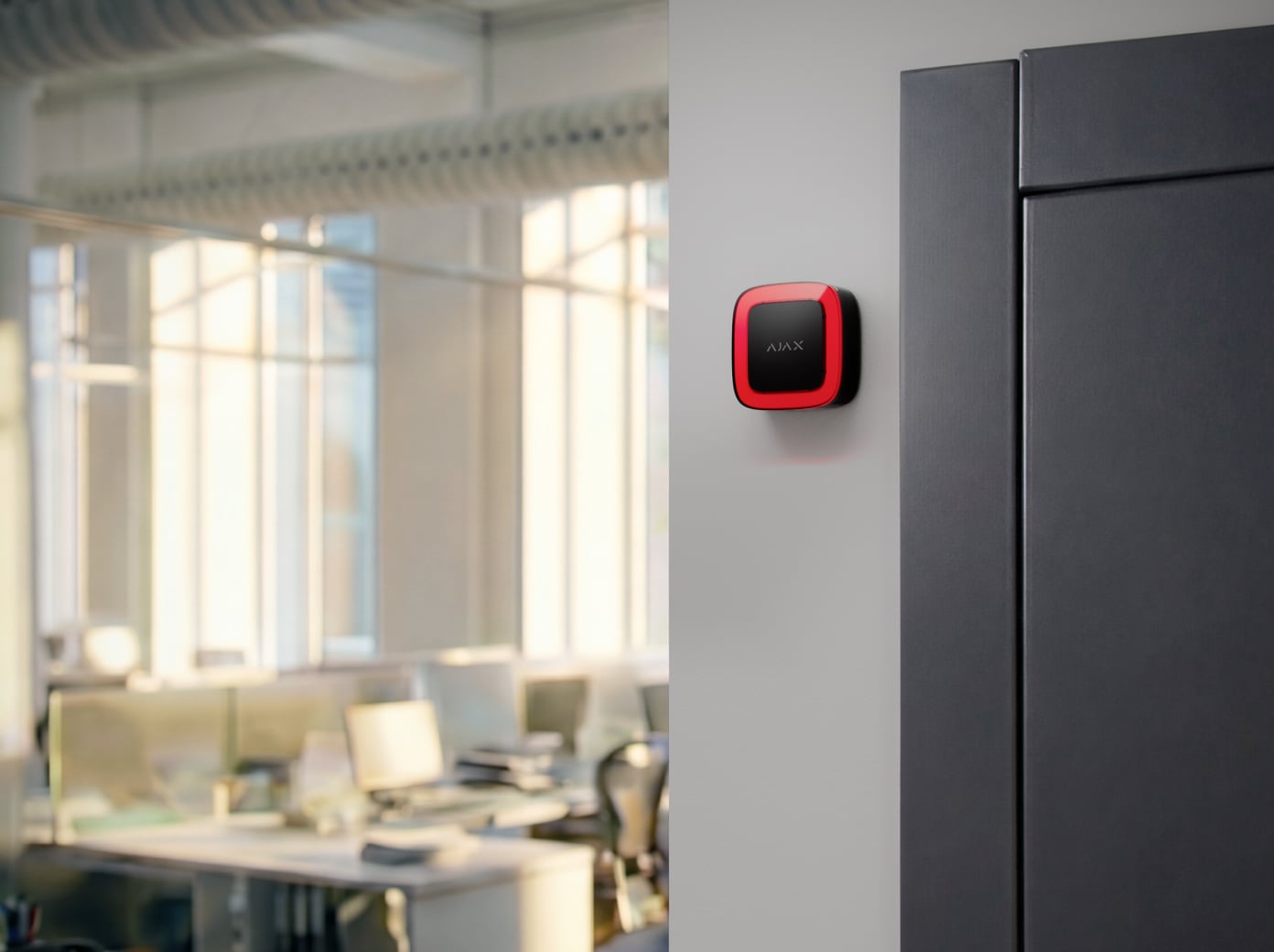 Accanto alla porta di un magazzino o di un locale tecnico